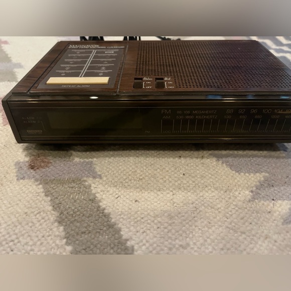Vintage Magnavox AM/ FM Radio Alarm Clock - Picture 3 of 9
